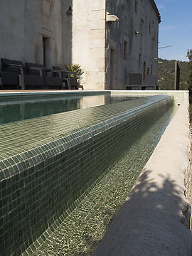 Construcción e instalación de una piscina desbordante en Santa Coloma de Farners