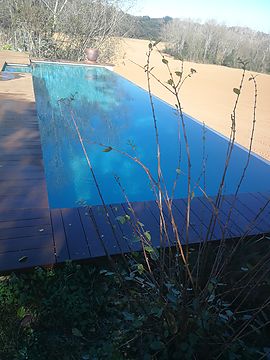 Construcción e instalación de una piscina desbordante en Serinyà (Girona)