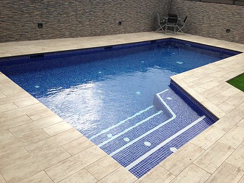 Construcción de una piscina en Vilobí d'Onyar ( Girona )