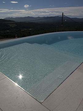 Construcción e instalación de piscinas desbordantes