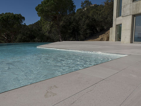 Construcción e instalación de piscinas desbordantes