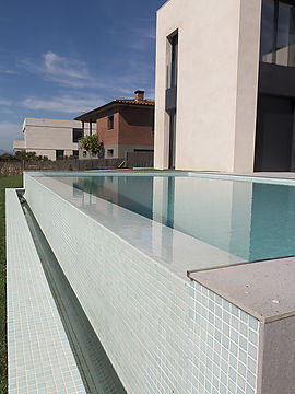 Construcción e instalación de una piscina desbordante