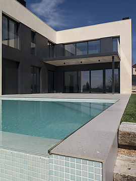 Construcción e instalación de una piscina desbordante