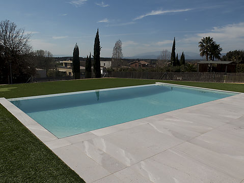 Construcción e instalación de una piscina desbordante