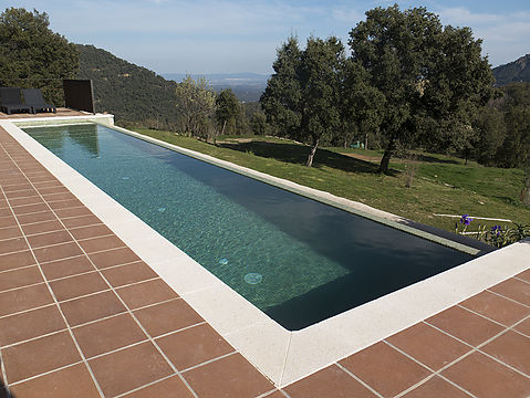 Construcción e instalación de una piscina desbordante en Santa Coloma de Farners