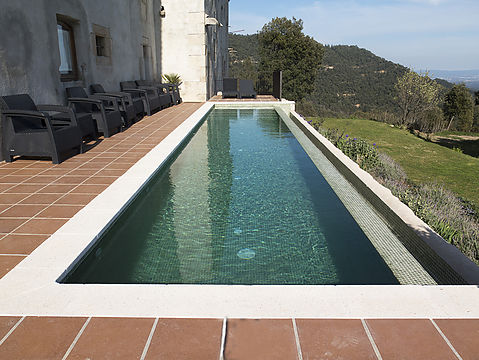 Construcción e instalación de una piscina desbordante en Santa Coloma de Farners