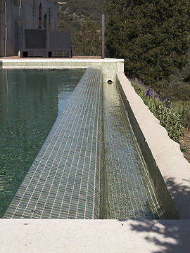 Construcció i instal·lació d'una piscina desbordant a Santa Coloma de Farners