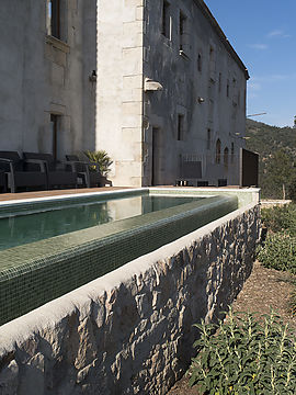 Construcció i instal·lació d'una piscina desbordant a Santa Coloma de Farners