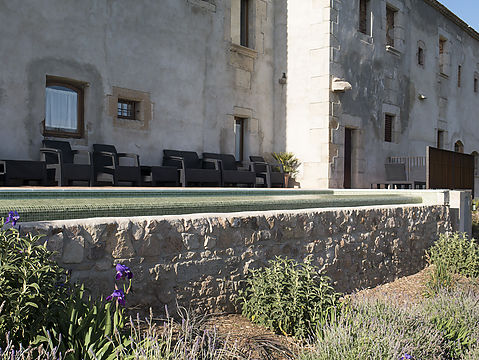 Construcción e instalación de una piscina desbordante en Santa Coloma de Farners