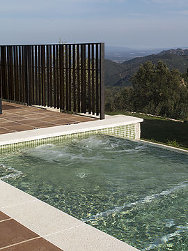 Construcción e instalación de una piscina desbordante en Santa Coloma de Farners