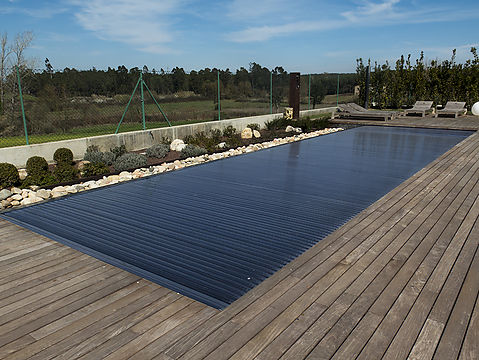 Construcció i instal·lació de una piscina desbordant a Vidreres (la Selva)