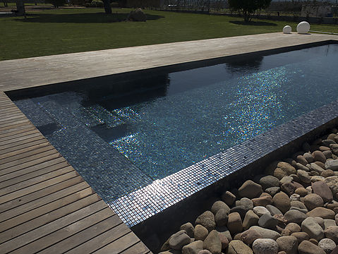 Construcción e instalación de una piscinad desbordant en Vidreres (Girona)