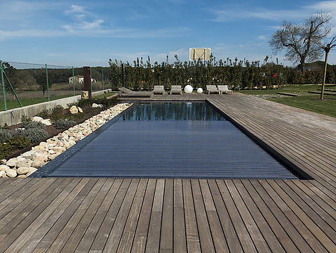 Construcción e instalación de una piscinad desbordant en Vidreres (Girona)