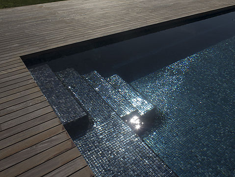 Construcció i instal·lació de una piscina desbordant a Vidreres (la Selva)