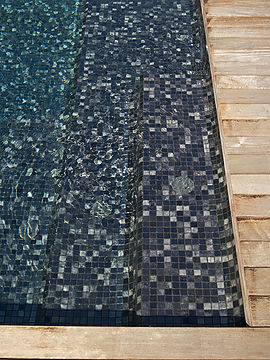 Construcció i instal·lació de una piscina desbordant a Vidreres (la Selva)