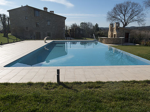 Construcció i instal·lació de una piscina enterrada a Cornellà de Terri