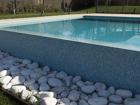 Construcció i instal·lació de una piscina enterrada a Cornellà de Terri