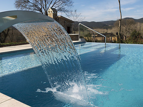 Construcció i instal·lació de una piscina enterrada a Cornellà de Terri