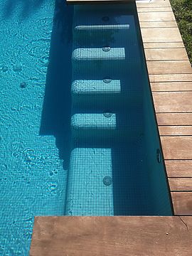 Construcción e instalación de una piscina desbordante en Serinyà (Girona)