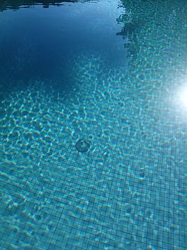 Construcción e instalación de una piscina desbordante en Serinyà (Girona)