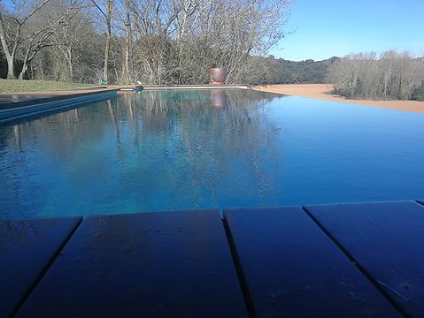 Construcción e instalación de una piscina desbordante en Serinyà (Girona)