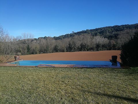 Construcció i instal·lació d'una piscina desbordant a Serinyà (Girona)