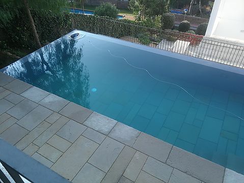 Construcción de una piscina desbordante en Llafranc