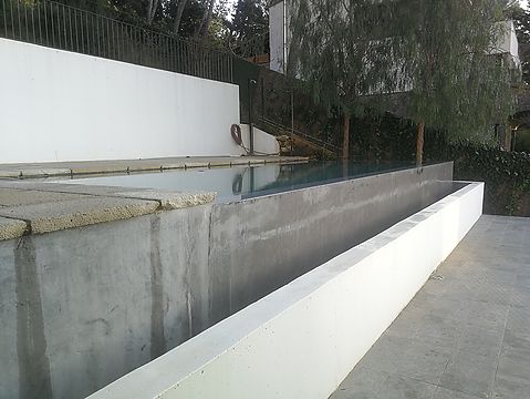 Construcción de una piscina desbordante en Llafranc