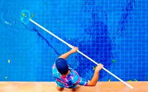 procesos de limpieza y mantenimiento de piscinas en Girona