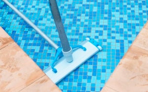 procesos de limpieza de piscinas en Girona